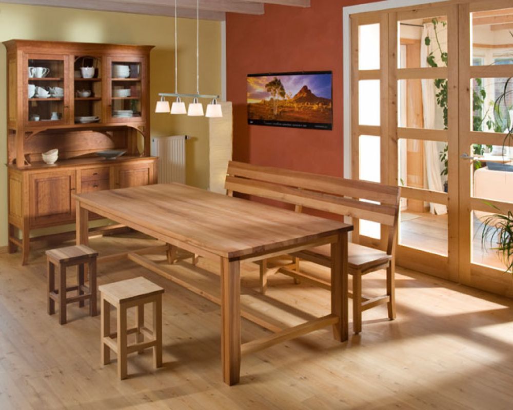 Großer Esstisch aus Massivholz Elsbeere, kombiniert mit Küchenbuffet aus massivem Kirschbaumholz.