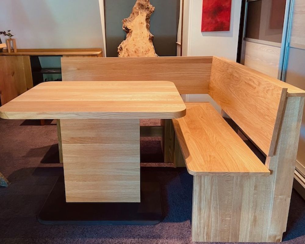 Moderne Eckbank mit Rückenlehne und Esstisch aus Massivholz, maßgefertigt vom Tischler.