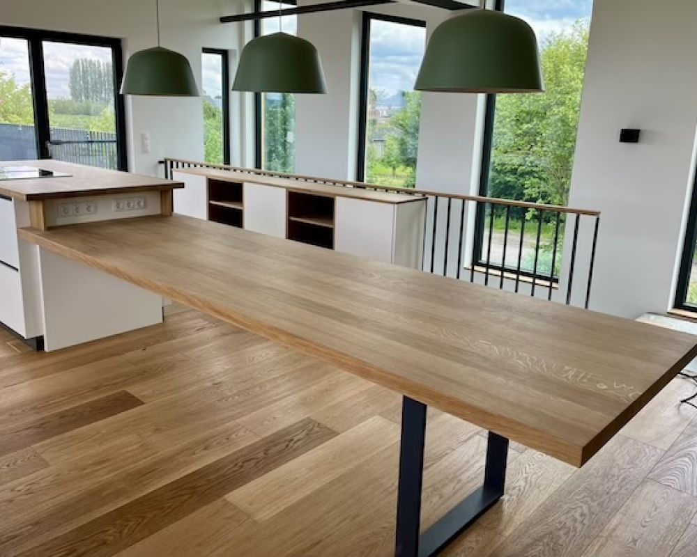 Großer Esstisch aus Eichenholz mit schwarzem Metallgestell für offene Wohnküche.