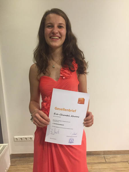 Eve-Chantal Ahrens-Jahrgangsbeste 2017 Tischlerausbildung-das Holzatelier