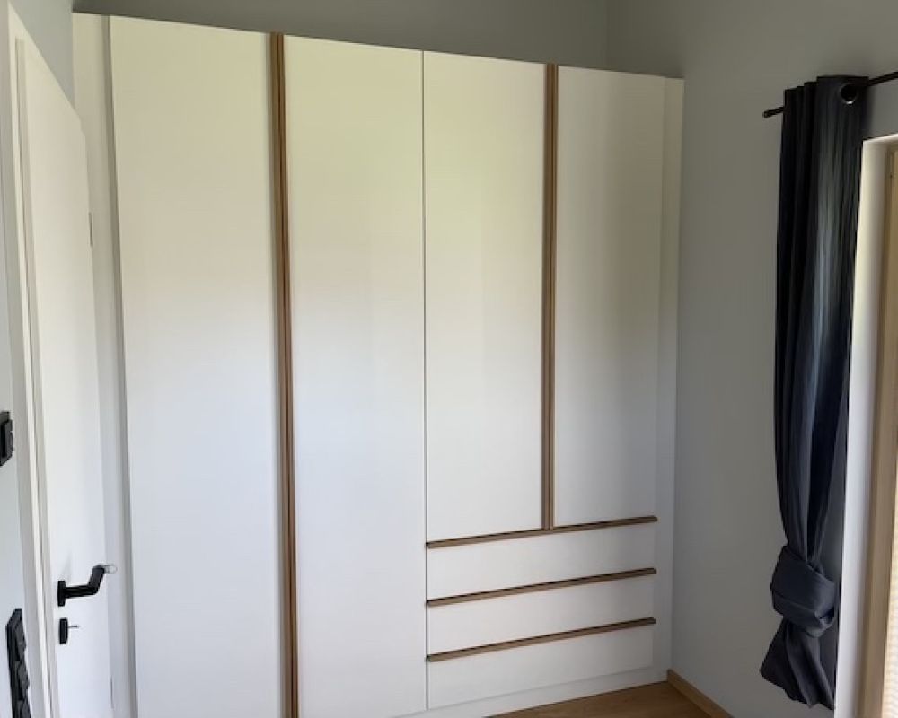 Schlafzimmer Kleiderschrank mit Schubkaesten - Holzatelier Harsefeld