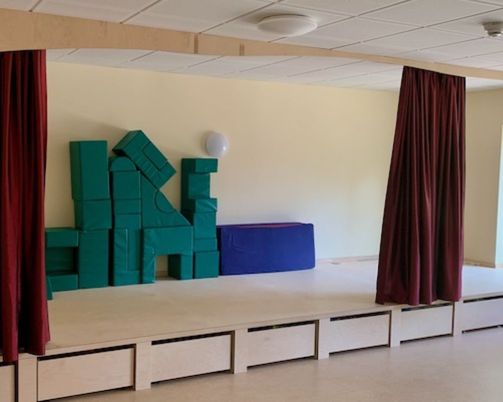  Podeste und Spiellandschaften 